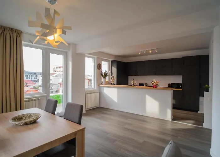 Penthouse With Huge Rooftop Terrace & View דירה בוקרשט