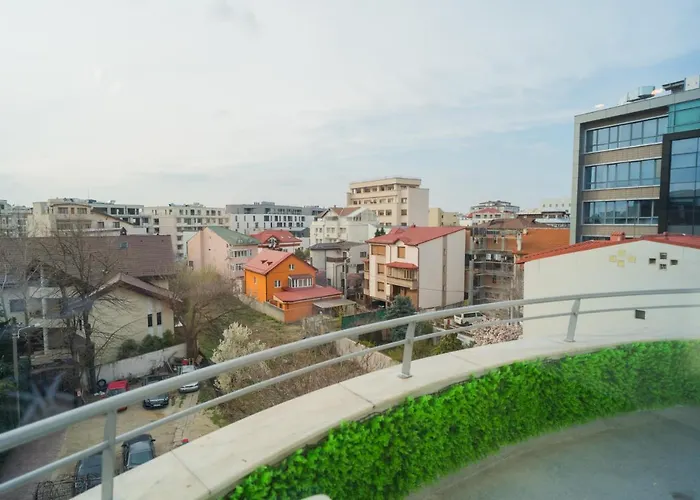 Penthouse With Huge Rooftop Terrace & View דירה