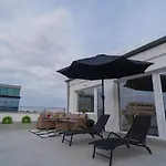 Penthouse With Huge Rooftop Terrace & View Daire Bükreş