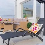 Penthouse With Huge Rooftop Terrace & View Daire Bükreş