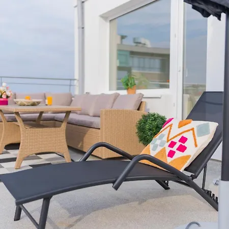 Penthouse With Huge Rooftop Terrace & View Apartman Bukarest