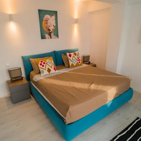 Апартаменти Penthouse With Huge Rooftop Terrace & View Бухарест