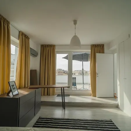 Penthouse With Huge Rooftop Terrace & View Daire Bükreş